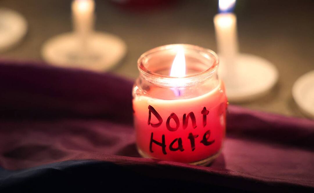 "No odies", en una veladora del memorial colocado cerca del Club Q. Foto: AFP