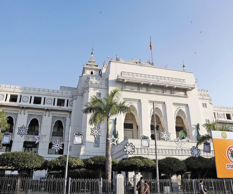 El Ayuntamiento de Rangún quedó en poder del ejército de Myanmar este lunes, después de que decretara emergencia por un año. EFE