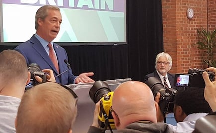 Líder británico de derecha renuncia a su partido tras referéndum