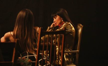 El beso de Mon Laferte y Diego Luna