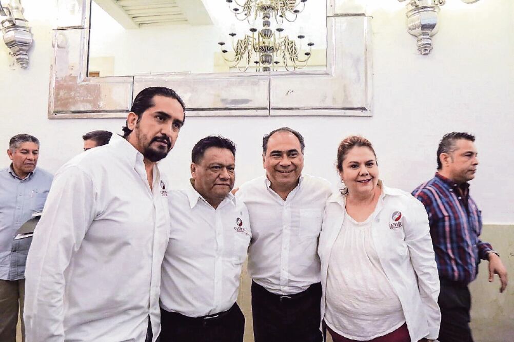 El gobernador Héctor Astudillo Flores (centro) explicó que en Guerrero hubo un incremento de 2% durante el año pasado. (Cortesía)