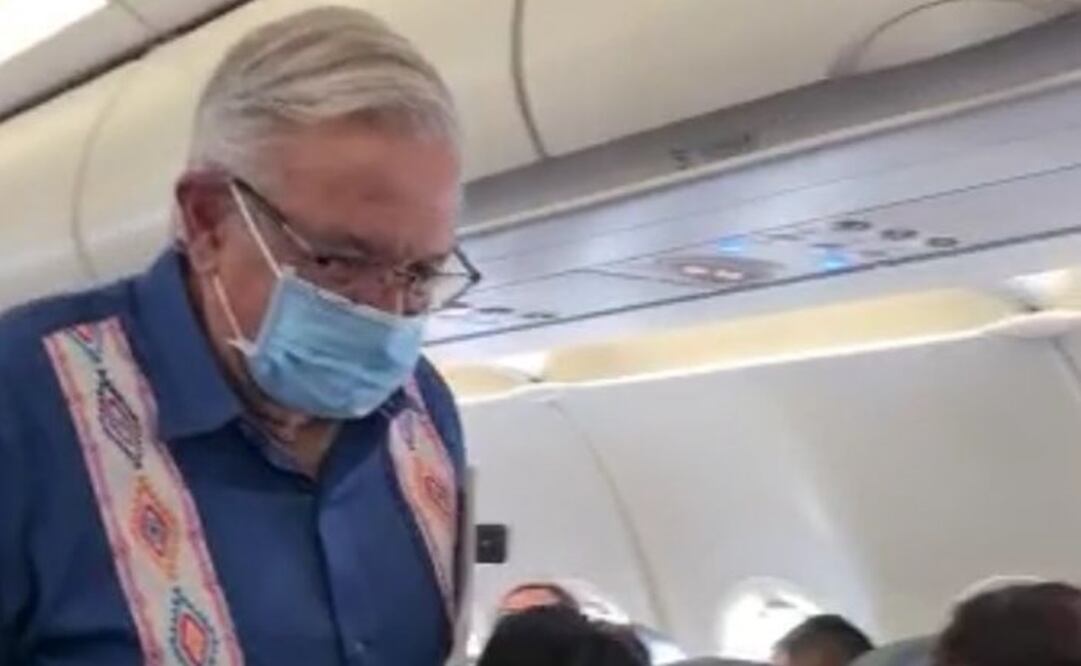 El Presidente portaba lentes y no es común que los use en público. Foto: Especial 