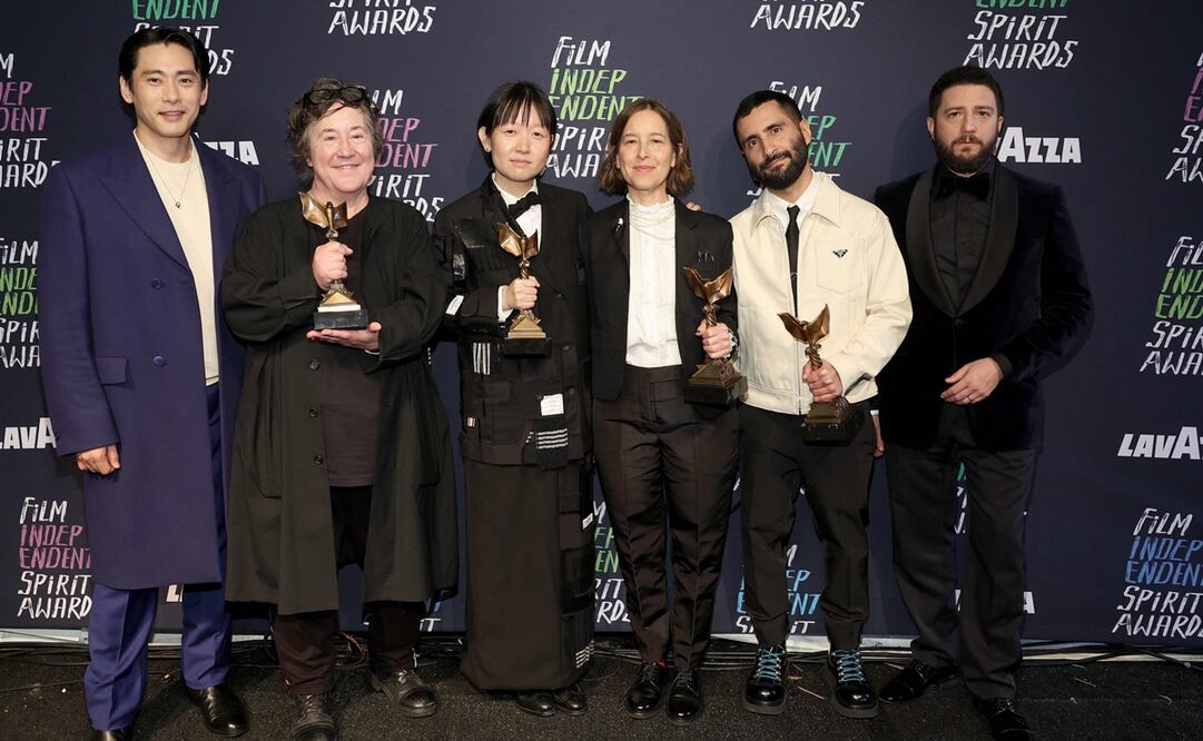 Teo Yoo, Christine Vachon, Celine Song, Pamela Koffler, David Hinojosa and John Magaro ganadores por "Past Lives". Foto: AFP.
