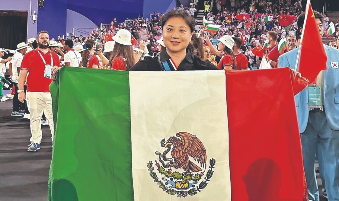 Ma Jin posando con la bandera de México - Foto: X