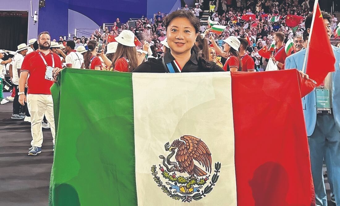 Ma Jin posando con la bandera de México - Foto: X