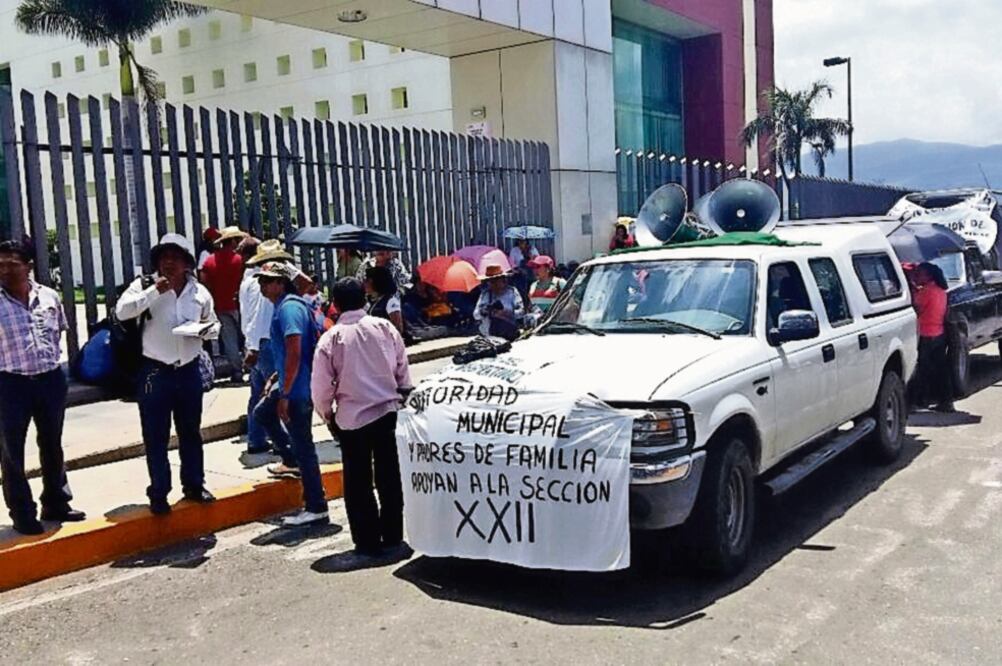 Padres y directivos de escuelas de Santa Cruz Xoxocotlán y Cuilápam de Guerrero bloquearon accesos al Congreso (ARCHIVO EL UNIVERSAL)