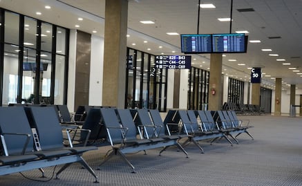 Qué pasa si se retrasa mi vuelo y cómo me compensa la aerolínea