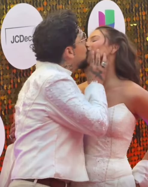 Christian Nodal besa en los labios a su esposa, la también cantante Nodal y Ángela Aguilar en la alfombra roja de los Premios Juventud 2026.
