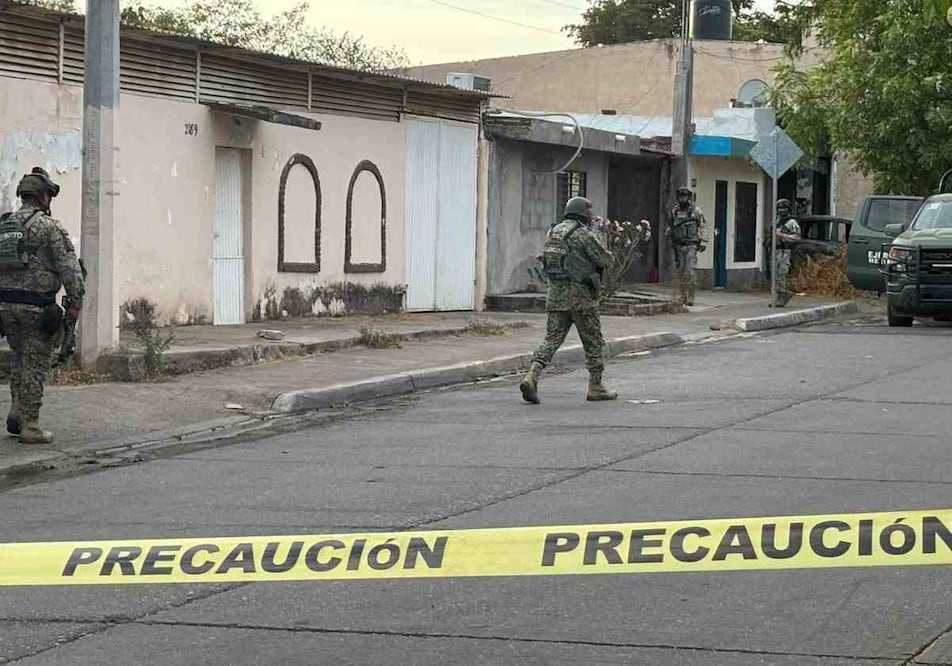 Una vivienda fue blanco de disparos en su fachada y con un vehículo recién despojado derribaron la puerta de acceso, además le prendieron fuego. Foto: Especial