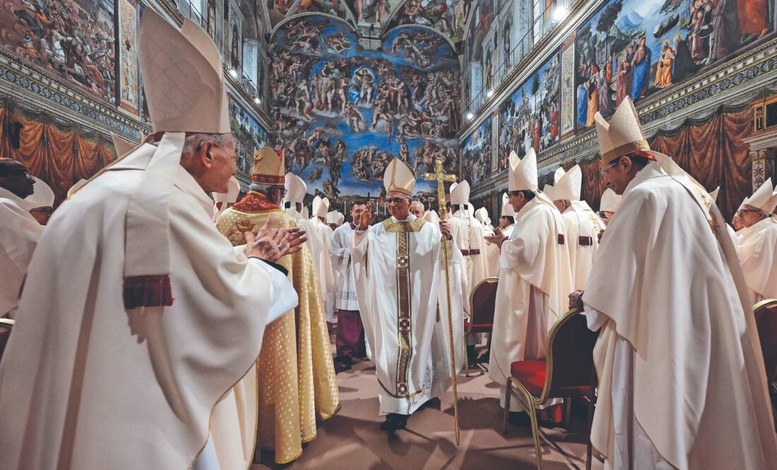 El papa León XIV (centro) se retira tras concelebrar la misa con el Colegio Cardenalicio en la Capilla Sixtina del Vaticano. Foto: de AP