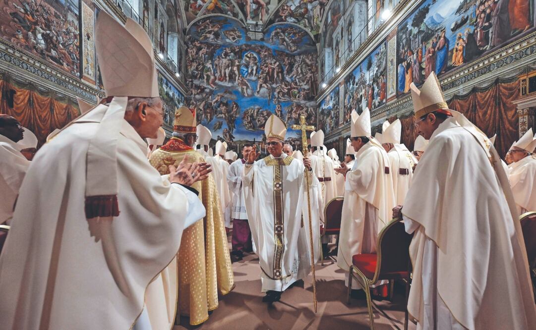 El papa León XIV (centro) se retira tras concelebrar la misa con el Colegio Cardenalicio en la Capilla Sixtina del Vaticano. Foto: de AP