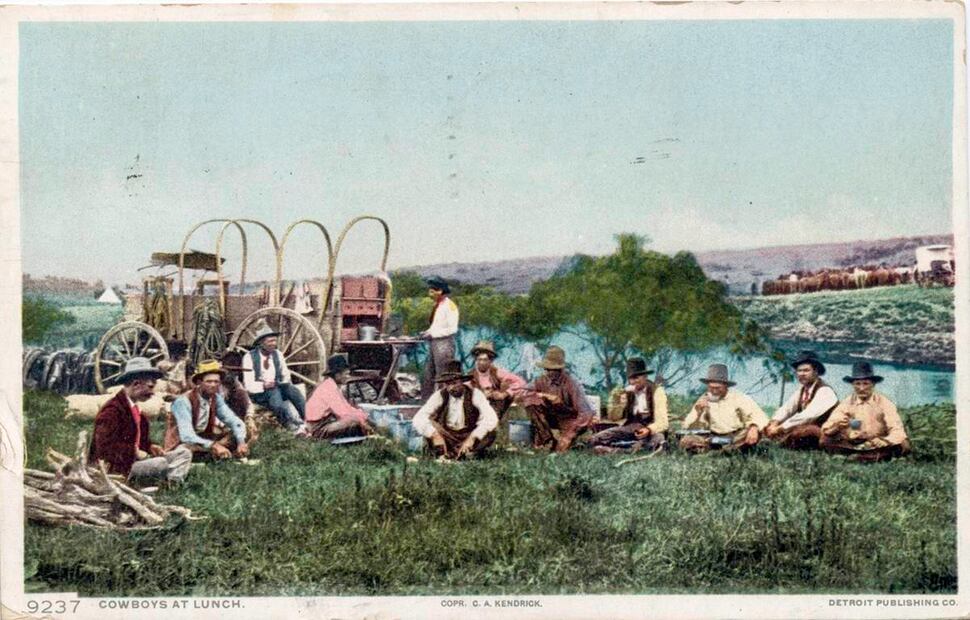 Postal a color de vaqueros reunidos para tomar el lunch, probablemente de inicios del siglo XX. La imagen tiene la leyenda de Detroit Publishing Co.