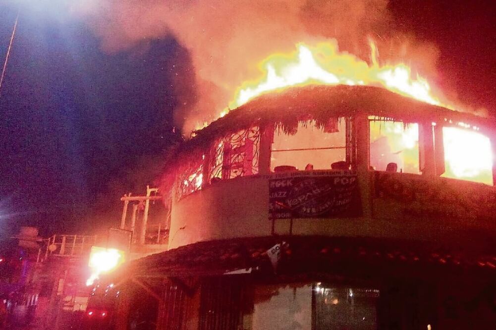 La Malkerida amaneció ayer en cenizas. Tres locales se consumieron y otros cinco quedaron con daños parciales. (FOTOS: ESPECIALES)