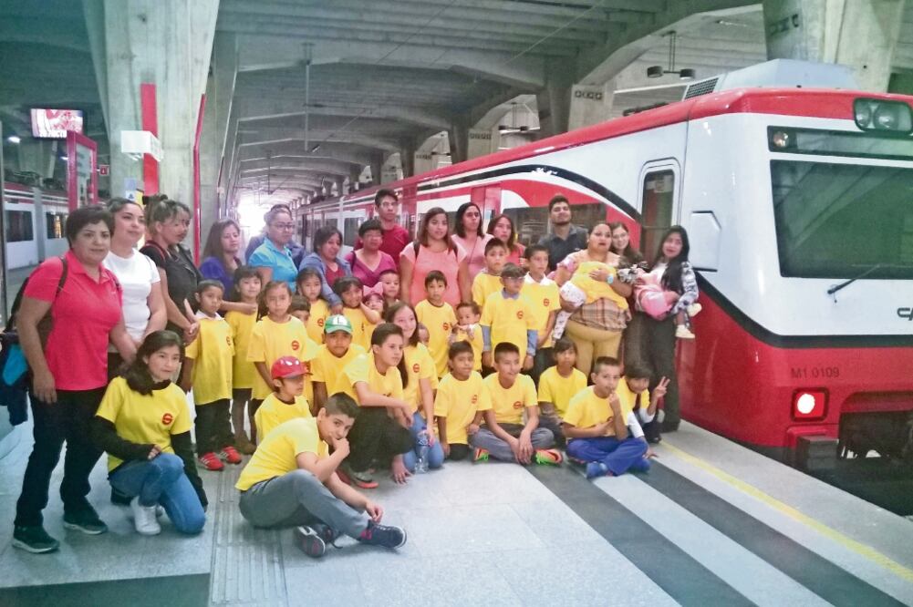 En la estación Buenavista se llevó a cabo el Verano Verde, evento en el que familiares de los trabajadores conocen la labor del Tren Suburbano. (JUAN BARRERA. EL UNIVERSAL)