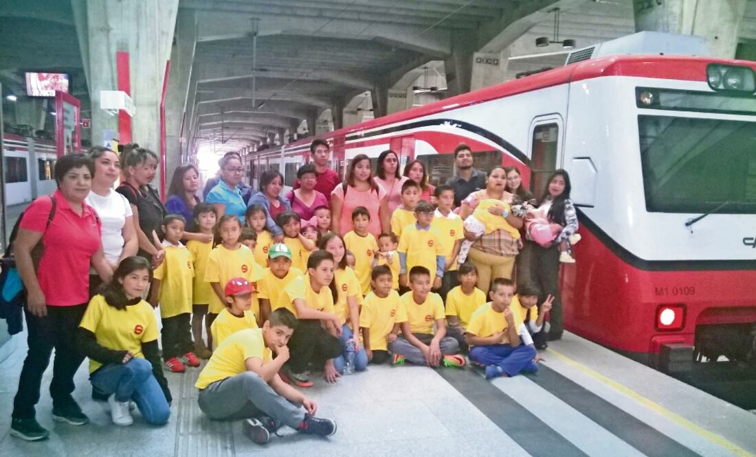 En la estación Buenavista se llevó a cabo el Verano Verde, evento en el que familiares de los trabajadores conocen la labor del Tren Suburbano. (JUAN BARRERA. EL UNIVERSAL)