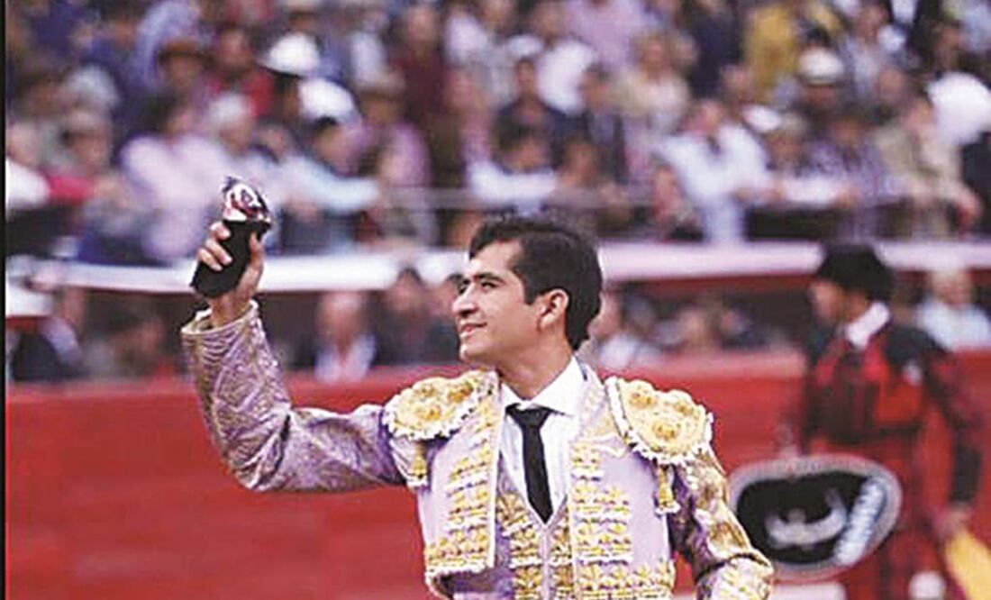 El diestro Joselito salió a hombros tras una faena al sexto de la tarde con muletazos de trazo largo (MARIO GUZMÁN. EFE)