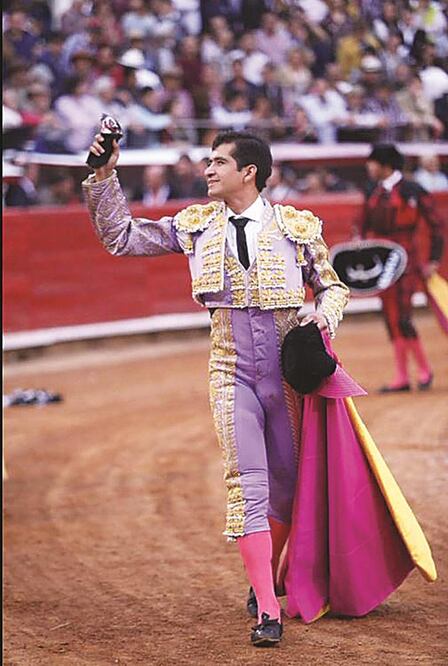 El diestro Joselito salió a hombros tras una faena al sexto de la tarde con muletazos de trazo largo (MARIO GUZMÁN. EFE)