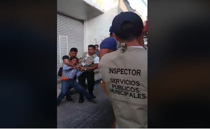 Inspectores someten a vendedor ambulante en Chiapas