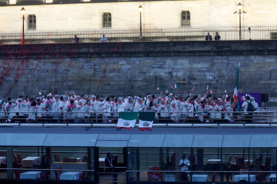 La delegación mexicana en su embarcación, durante la ceremonia de inauguración de los Juegos Olímpicos - Foto: EFE