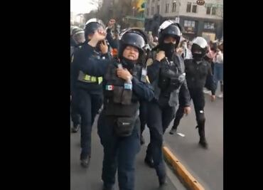 "Policía, consciente, se une al contingente"; también Ateneas marchan