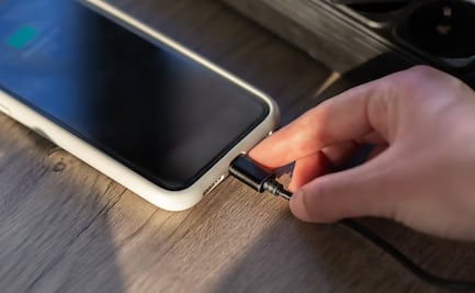 ¿Es mejor cargar el celular apagado o prendido?