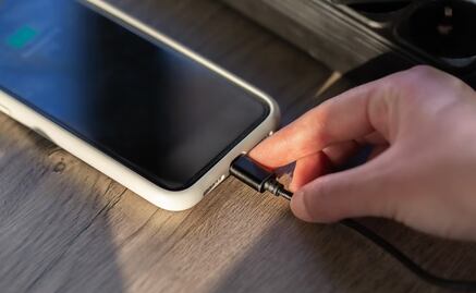 ¿Es mejor cargar el celular apagado o prendido?