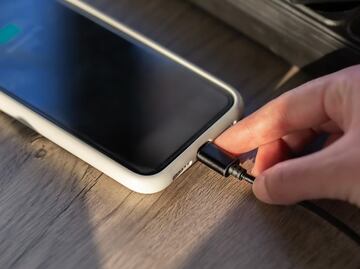 ¿Es mejor cargar el celular apagado o prendido?