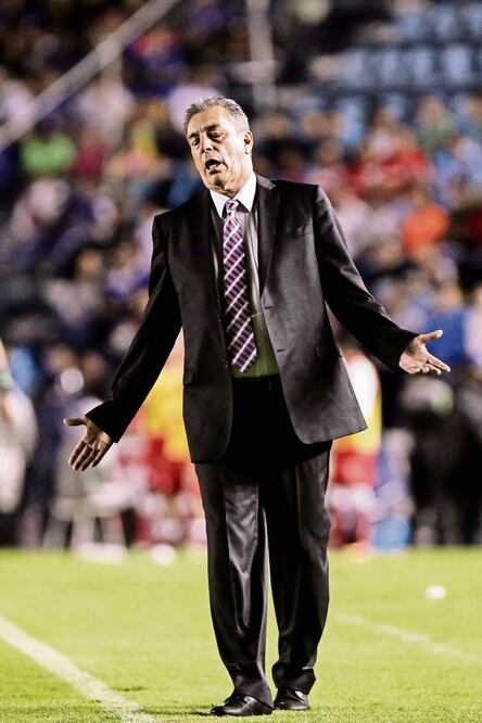 El “Jefe” sigue generando polémica en el banquillo de La Máquina (ALEX CRUZ. EFE)