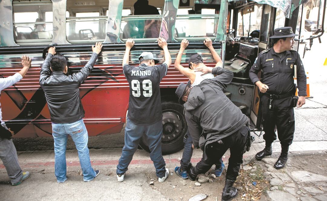 La policía revisa a los pasajeros, después de detener un autobús en el área de El Milagro, del municipio de Mixco, en las afueras de la ciudad de Guatemala. Foto: OLIVER DE ROS. AP