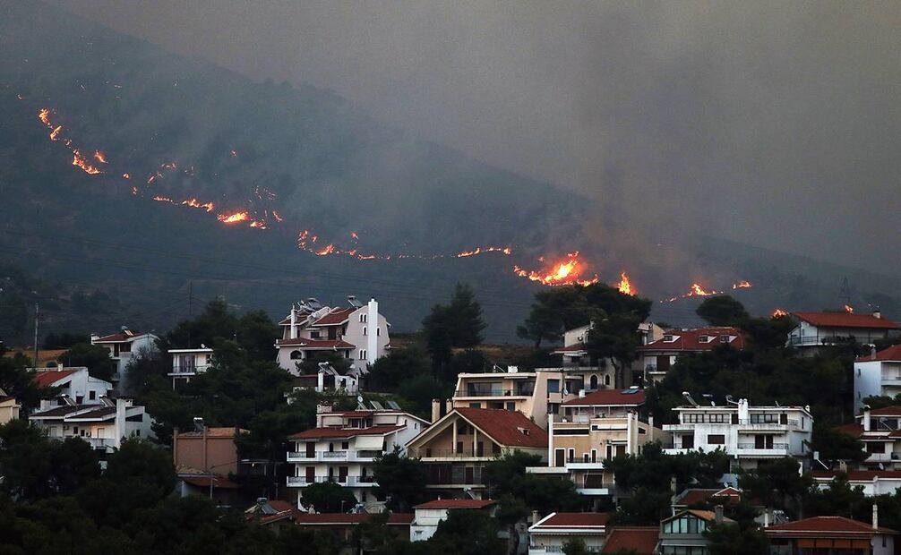 incendio se acerca a las casas en el monte Penteli, en el noreste de Grecia. Foto: EFE