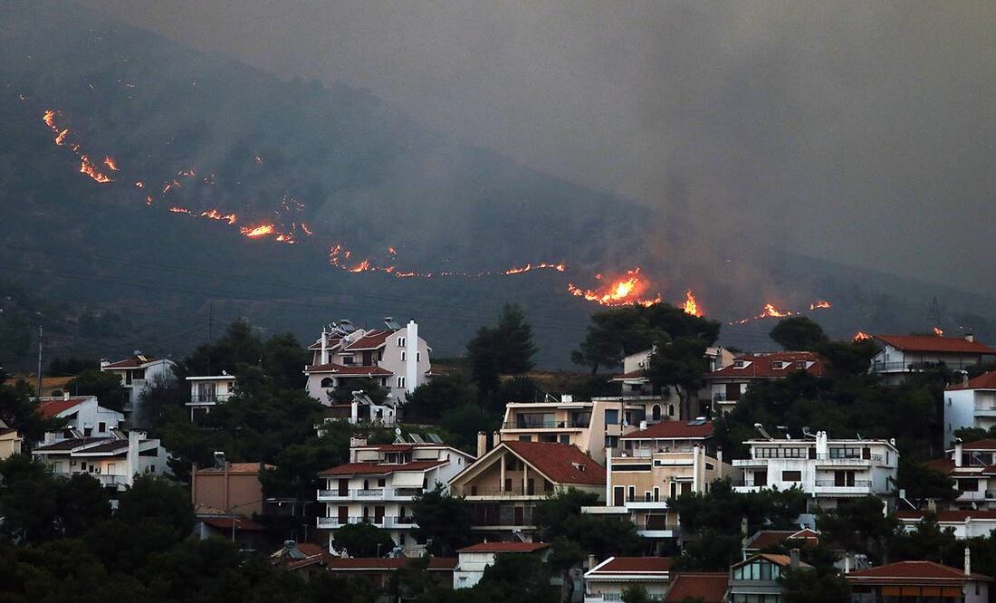 Incendio acercándose a las casas en el monte Penteli, en el noreste de Grecia. Foto: EFE