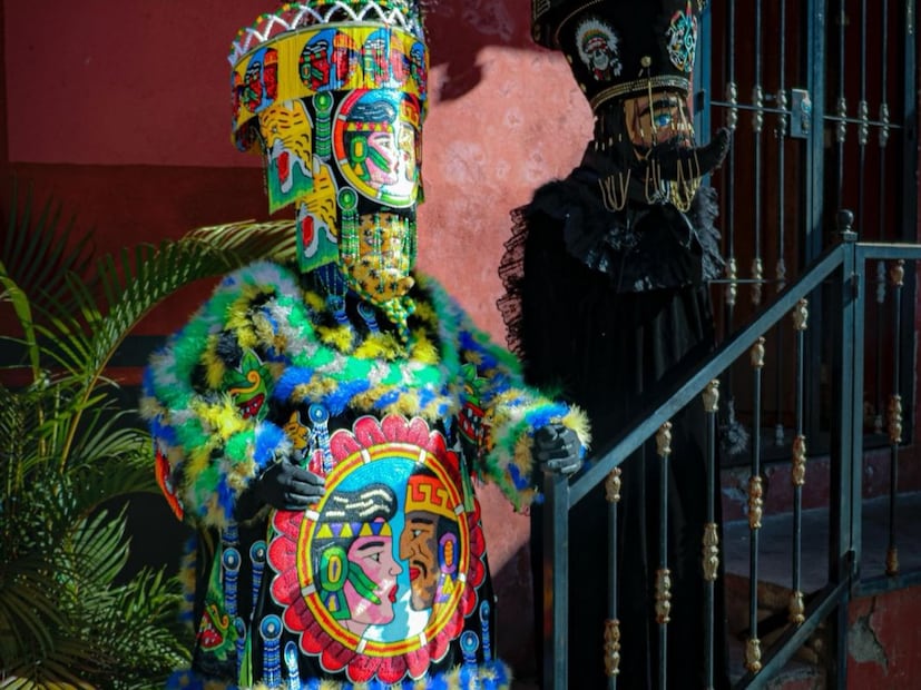 Los tradicionales chinelos llenarán de música, color y brincos las calles de Tepoztlán. Foto: Secretaría de Turismo de Morelos