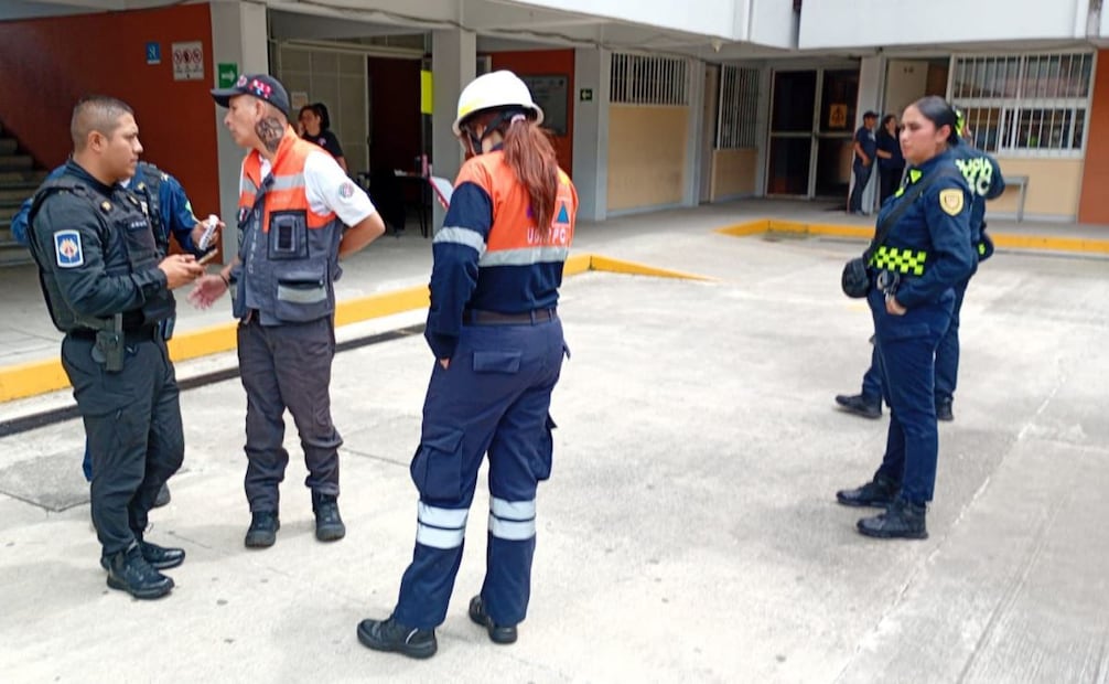 Abejas pican a 14 alumnos en secundaria de Coyoacán; bomberos y Protección Civil atienden la emergencia.
Foto: Especial.