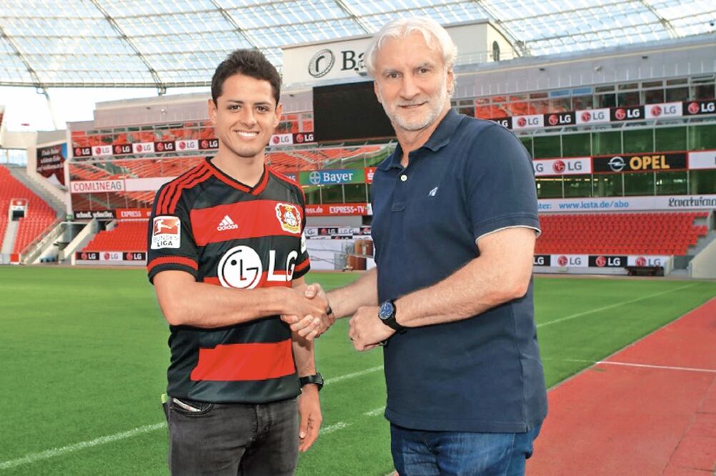 Javier Hernández, con la playera del Bayer Leverkusen, es recibido por el legendario Rudi Völler, quien es el director deportivo del club alemán (TOMADA DE TWITTER)