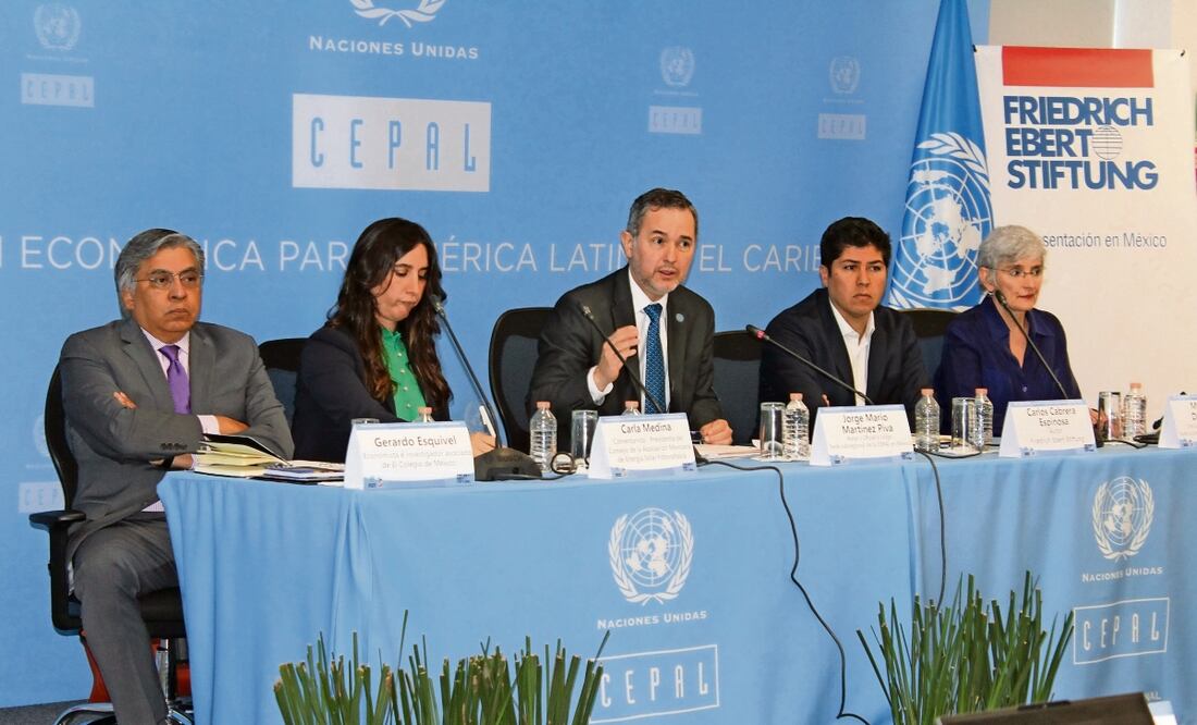 Jorge Mario Martínez-Piva, oficial encargado de la sede subregional de la Cepal en México (al centro), en conferencia de prensa este miércoles. Foto Especial