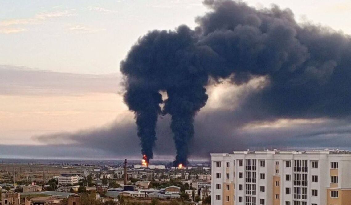 El ejército ucraniano afirmó el lunes que bombardeó la terminal petrolera de Feodossia, en el este de Crimea, "la mayor" de la península anexada, que abastece sobre todo al ejército ruso, según Kiev. Foto: @UKR_token