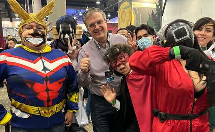 Ebrard posa con personajes de cómics y series en La Mole