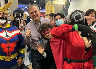 Ebrard posa con personajes de cómics y series en La Mole