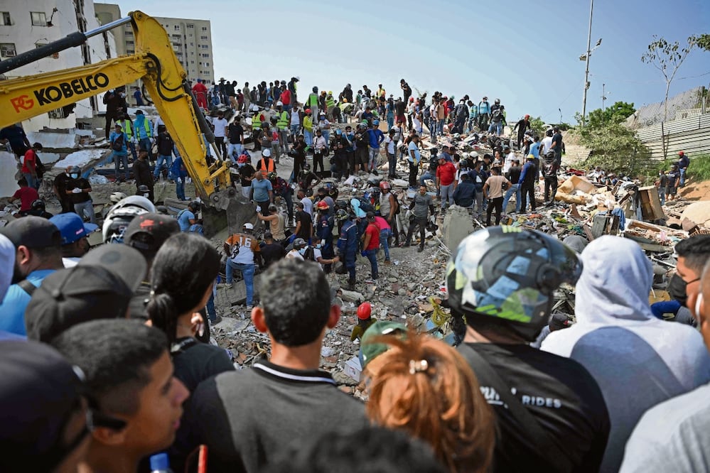 Venezuela vive horas cruciales para el rescate de las víctimas que quedaron atrapadas tras el desplome de varios edificios, especialmente en el estado de La Guaira. Foto: AFP / FEDERICO PARRA