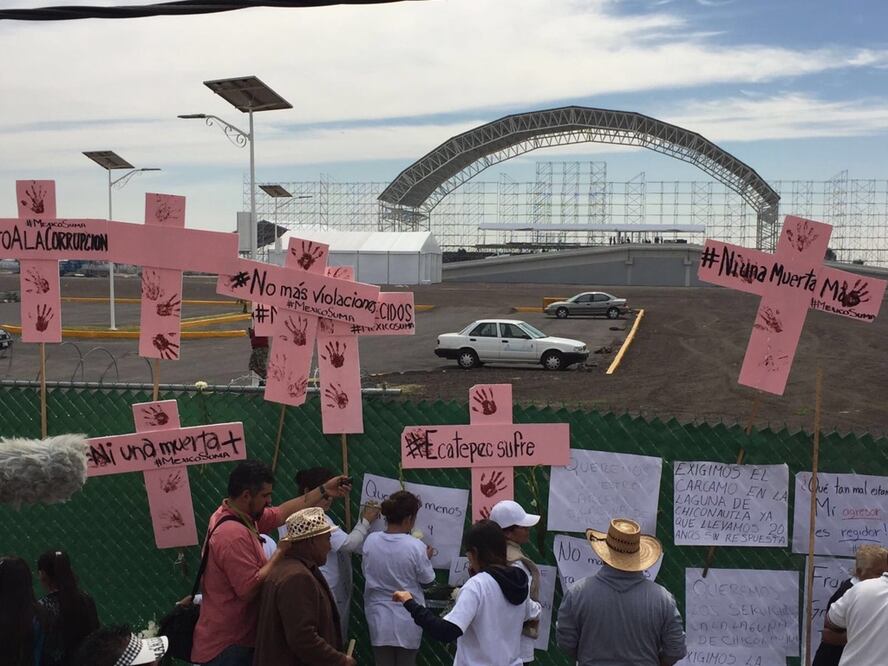 Los manifestantes llegaron frente al predio de la Unidad de Estudios de Ecatepec, donde se efectuará la celebración eucarística (Foto: Emilio Fernández)