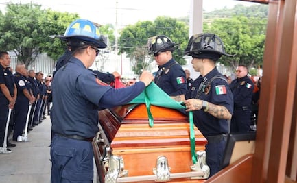 Bomberos de Tlalnepantla despiden al teniente Miguel Ángel que murió tras atender un incendio; tenía 23 años de servicio