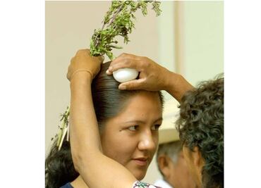 Morena y PRD van por incorporar a "curanderos" a consultorios médicos