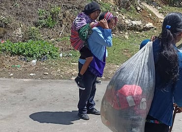 Bloqueo carretero en Oxchuc, Chiapas, obliga a sus habitantes a cargar a sus enfermos para recibir atención médica