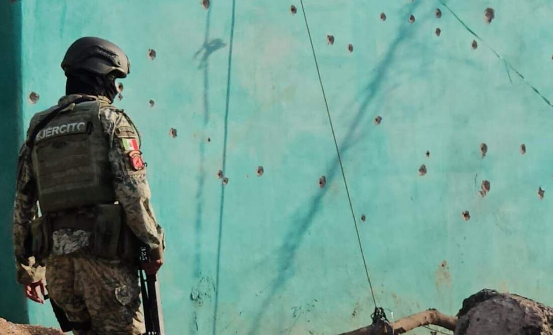 Uno de los hombres asesinado a disparos, fue atacado en una vivienda construida de láminas y madera en la colonia Providencia en Culiacán, Sinaloa (14/06/2025). Foto: Especial