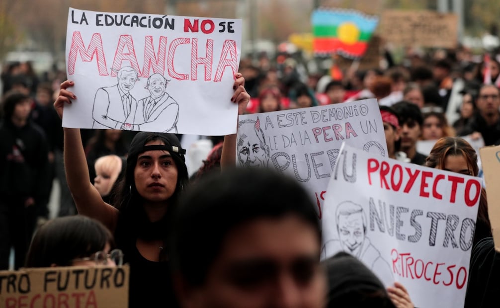 Estudiantes marchan en Santiago contra los recortes anunciados por el Gobierno de José Antonio Kast. Foto: EFE
