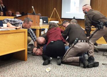 Padre de víctimas ataca a Larry Nassar