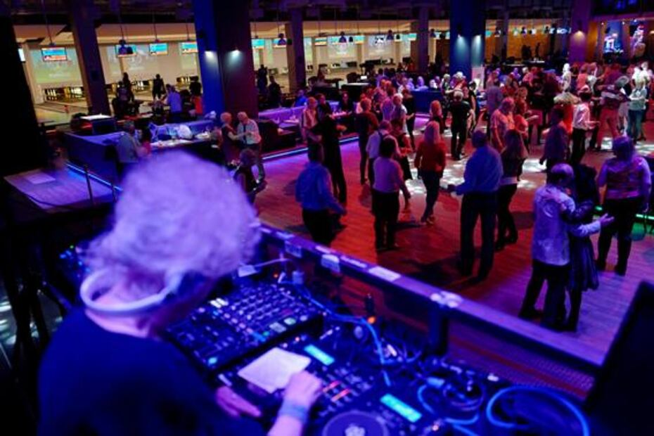 "DJ Wika", la mujer de 80 años que anima fiestas en Varsovia