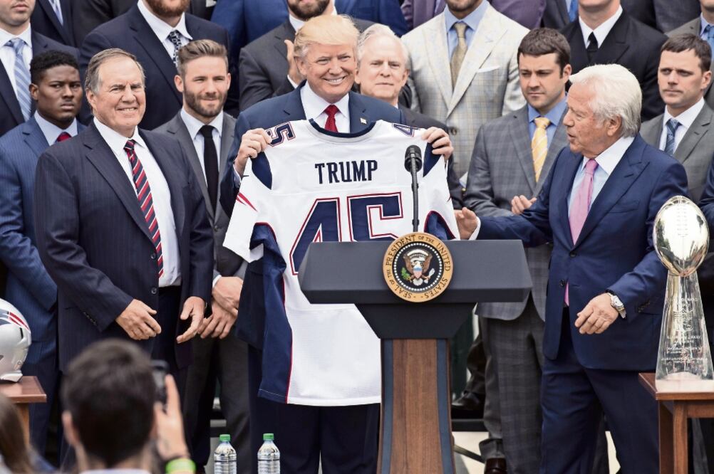 Patriots regaló un jersey con su nombre al mandatario estadounidense (SAUL LOEB. AFP)