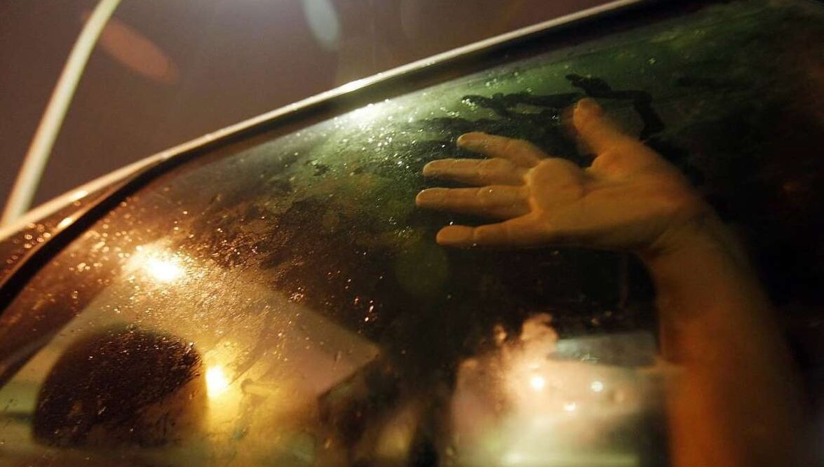 ¿Pueden multarme por tener relaciones sexuales en el auto?