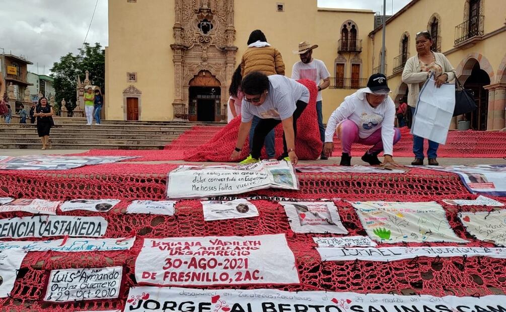 Colectivos de desaparecidos colocan tejidos afuera del Santuario de Plateros, Fresnillo. Foto: Diana Valdez